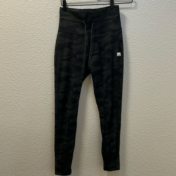 Vuori daily leggings in green camo size Small flawed - Picture 1 of 7